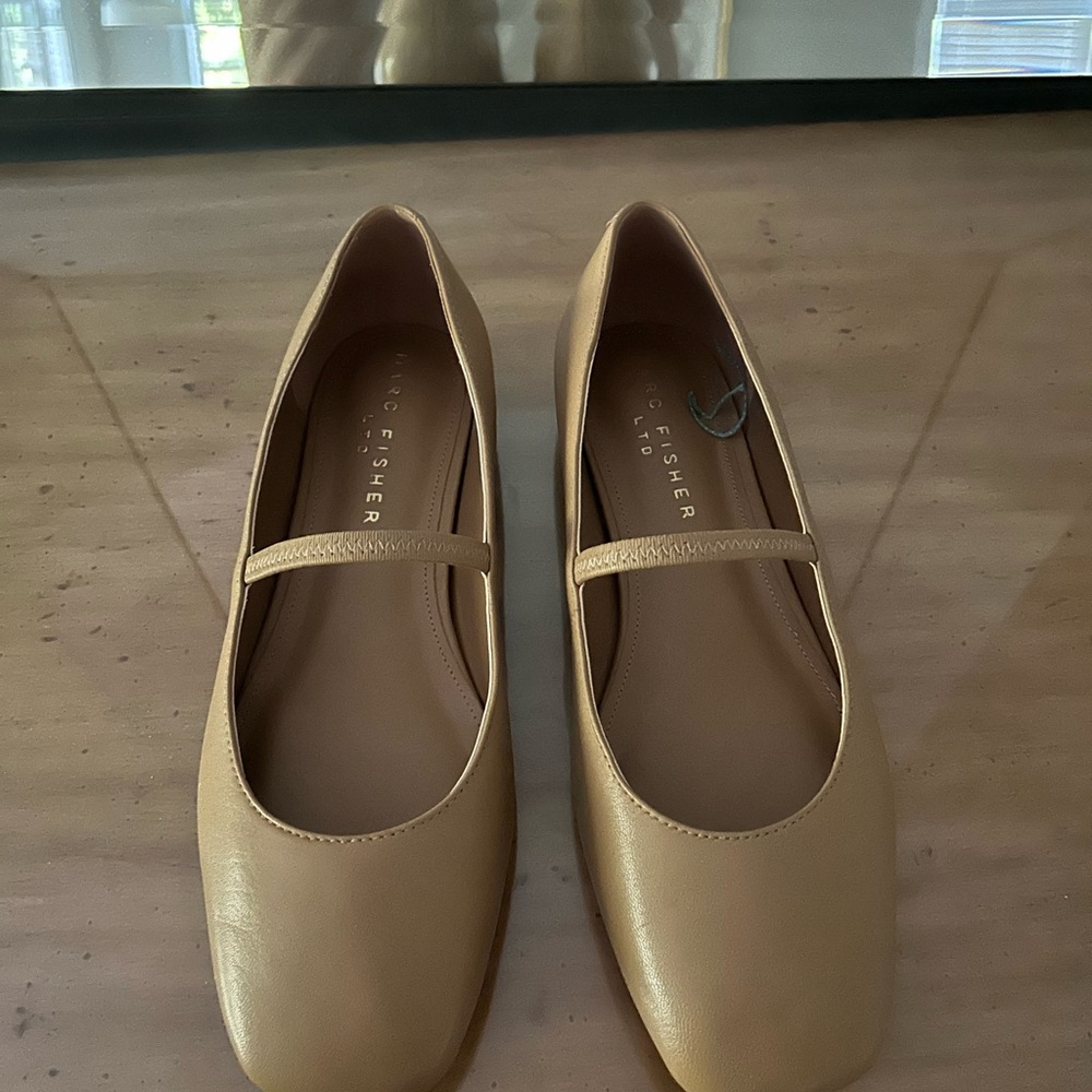 Marc Fisher Ballet Flats! Barely worn - very pretty caramel color. Size 7.5